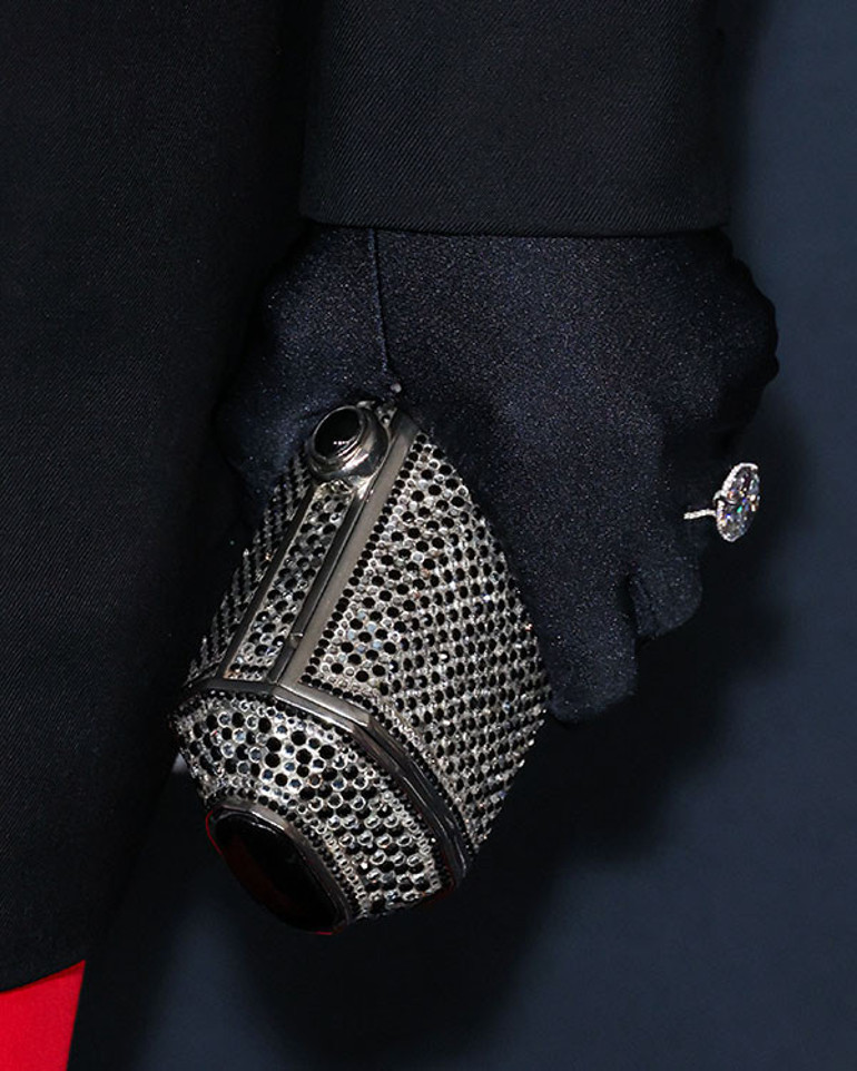 Kızlarıyla gençlik ve güzellik yarışına girdi… Estetik cerrahlara bir servet döktü… Şimdi en tehlikeli ameliyata hazırlanıyor