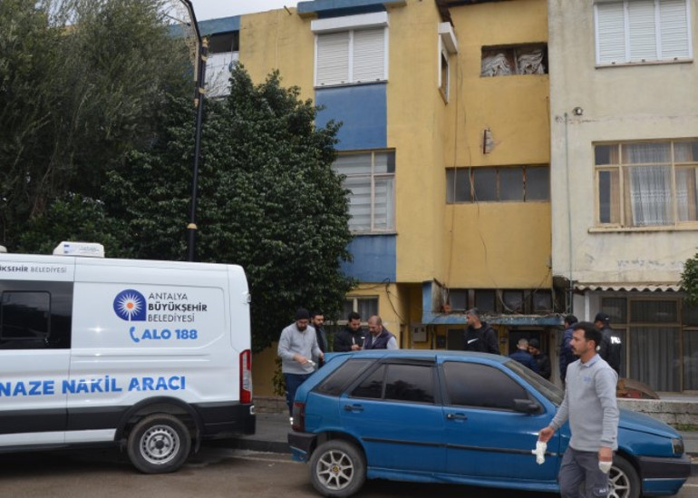 Eşini ve 7 yaşındaki çocuğunu vahşice katletti, 2 valizle evden çıktı