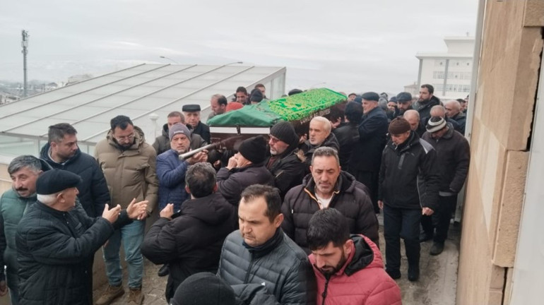 Cüneyt Özdemirin acı günü: Annesi Hamiyet Özdemir toprağa verildi