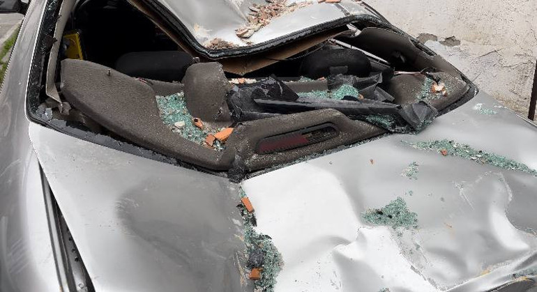 İstanbulda lodos: Binanın çatısı uçtu, beton parçaları otomobilin üzerine düştü