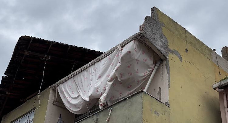 İstanbulda lodos: Binanın çatısı uçtu, beton parçaları otomobilin üzerine düştü