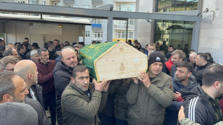 İstanbulda metronun çarptığı genç toprağa verildi