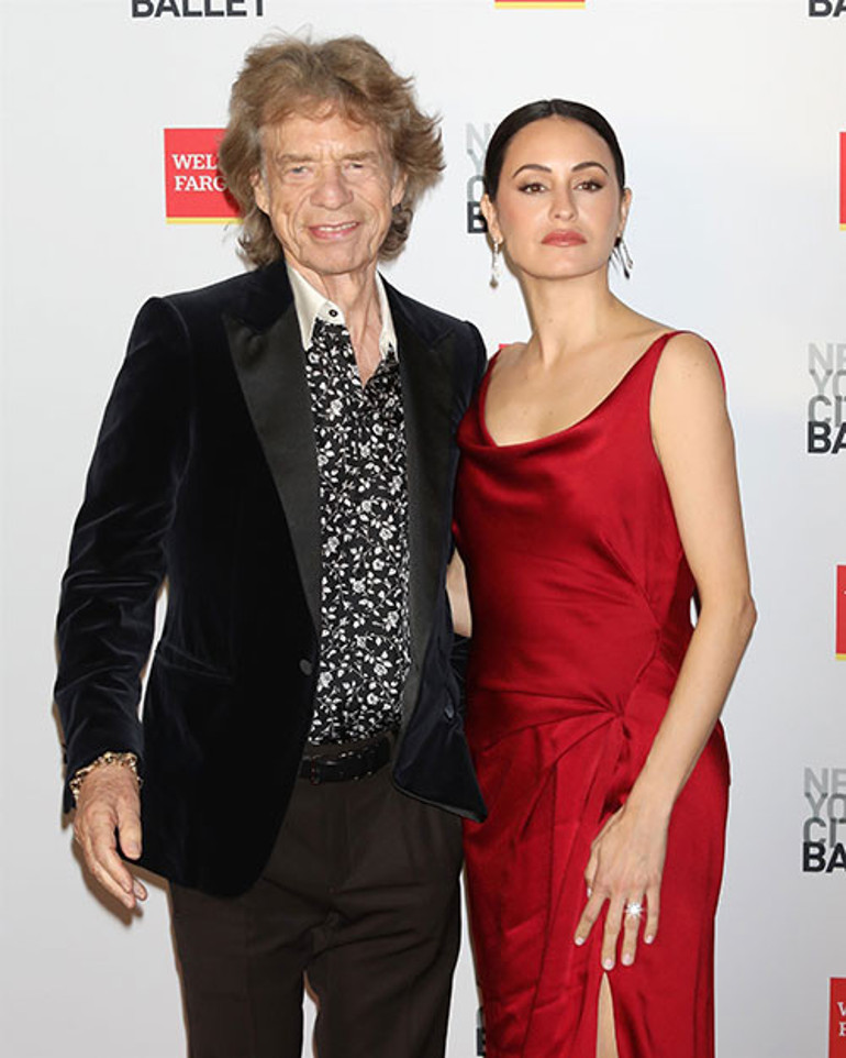 44 yaş genç sevgiliyi elde tutmak kolay mı sandınız Efsane şarkıcının her günü bir sınav