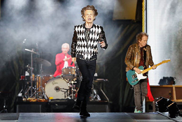 44 yaş genç sevgiliyi elde tutmak kolay mı sandınız Efsane şarkıcının her günü bir sınav