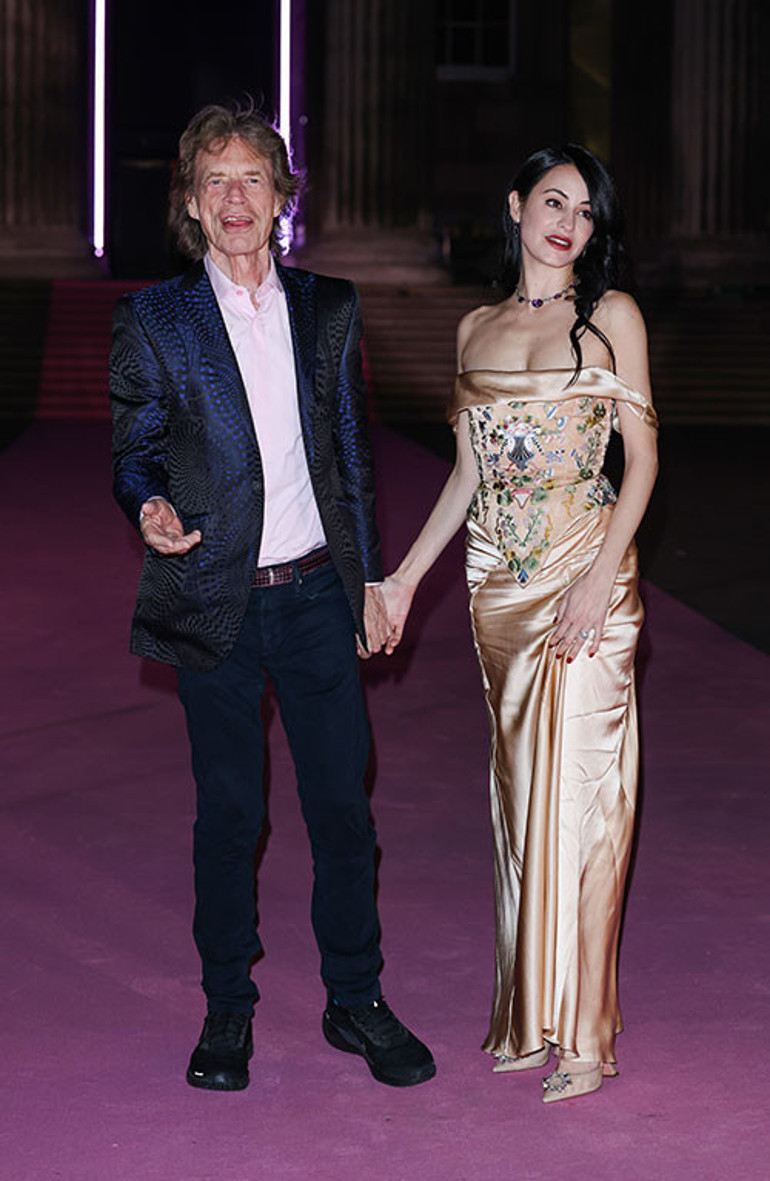 44 yaş genç sevgiliyi elde tutmak kolay mı sandınız Efsane şarkıcının her günü bir sınav