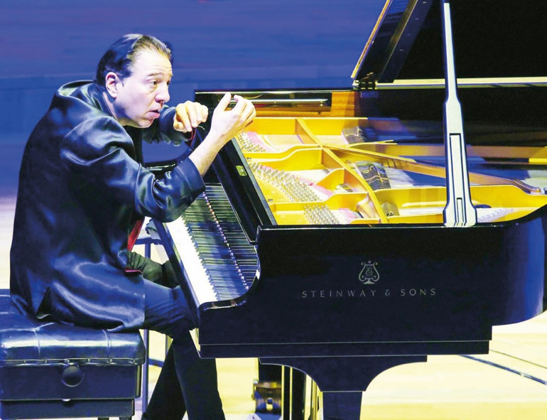 Oyuncu dediğin doğal olur