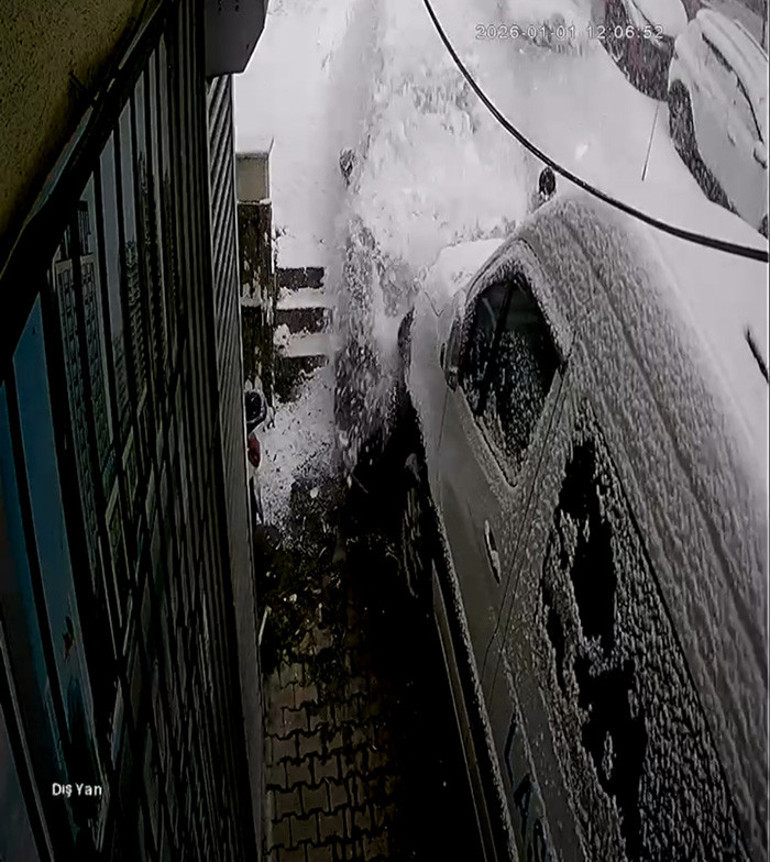 Kağıthanede mucize kurtuluş Karda kayan araç, 5 araca çarptı: Küçük çocuk kıl payı kurtuldu