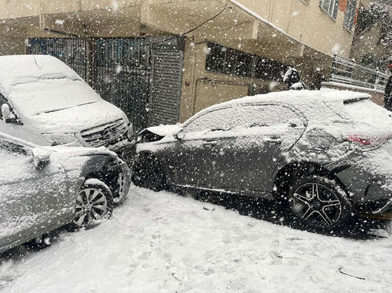 Kağıthanede mucize kurtuluş Karda kayan araç, 5 araca çarptı: Küçük çocuk kıl payı kurtuldu