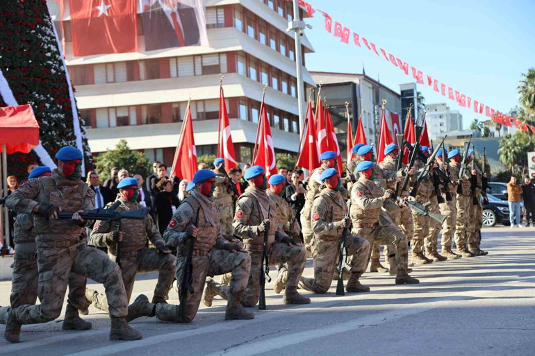 500 metrelik dev bayrak sokaklarda dalgalandı