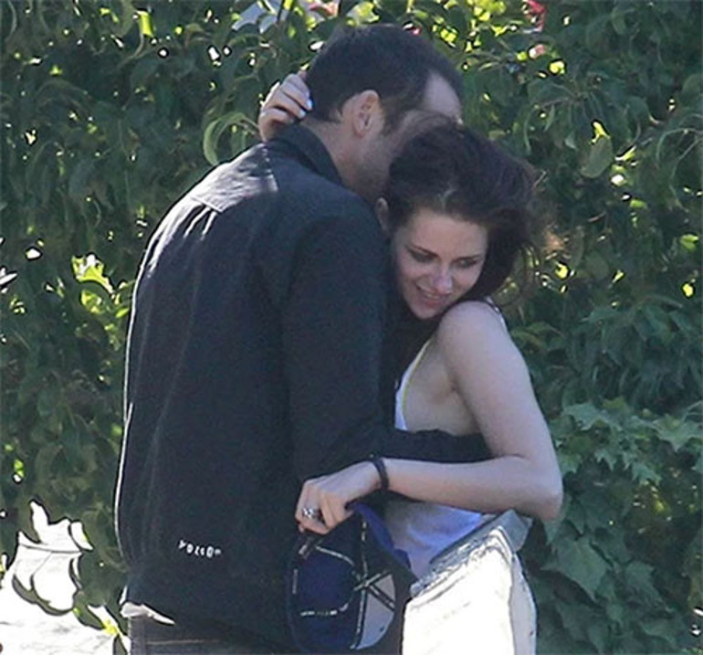 Nasıl aldatıldığını bütün dünya görmüştü... Yeni kocası hem yaşlı hem kısa boylu ama huzuru onda buldu... Şimdi tek derdi eve taze sebze ve meyve almak