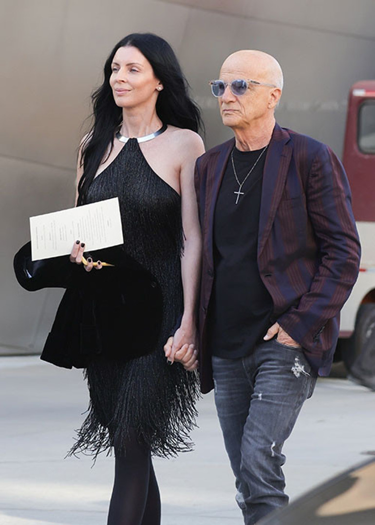 Nasıl aldatıldığını bütün dünya görmüştü... Yeni kocası hem yaşlı hem kısa boylu ama huzuru onda buldu... Şimdi tek derdi eve taze sebze ve meyve almak