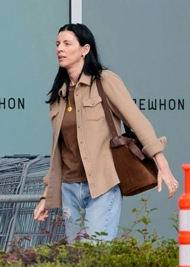 Nasıl aldatıldığını bütün dünya görmüştü... Yeni kocası hem yaşlı hem kısa boylu ama huzuru onda buldu... Şimdi tek derdi eve taze sebze ve meyve almak