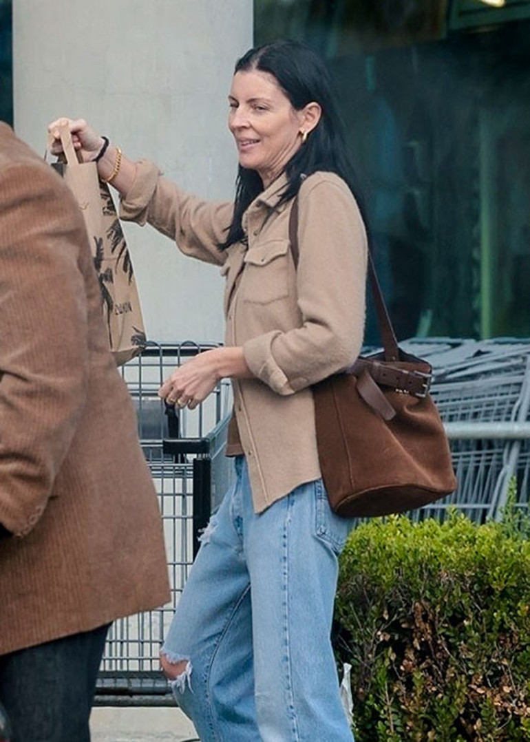 Nasıl aldatıldığını bütün dünya görmüştü... Yeni kocası hem yaşlı hem kısa boylu ama huzuru onda buldu... Şimdi tek derdi eve taze sebze ve meyve almak