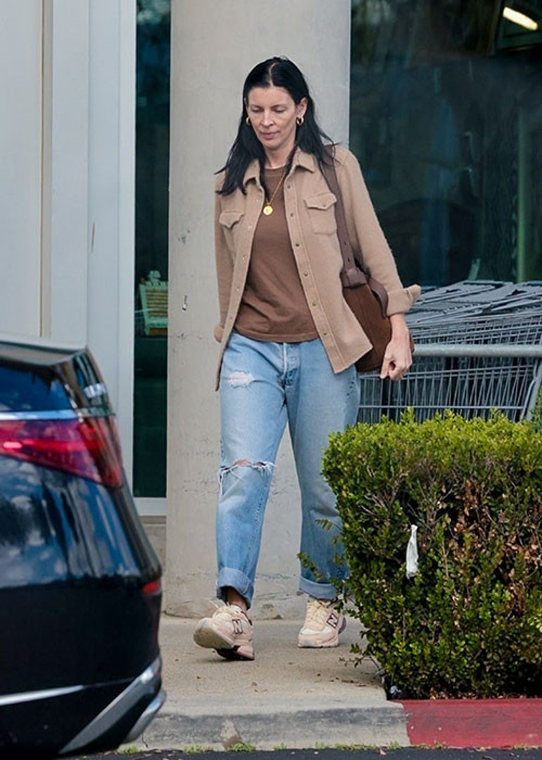 Nasıl aldatıldığını bütün dünya görmüştü... Yeni kocası hem yaşlı hem kısa boylu ama huzuru onda buldu... Şimdi tek derdi eve taze sebze ve meyve almak