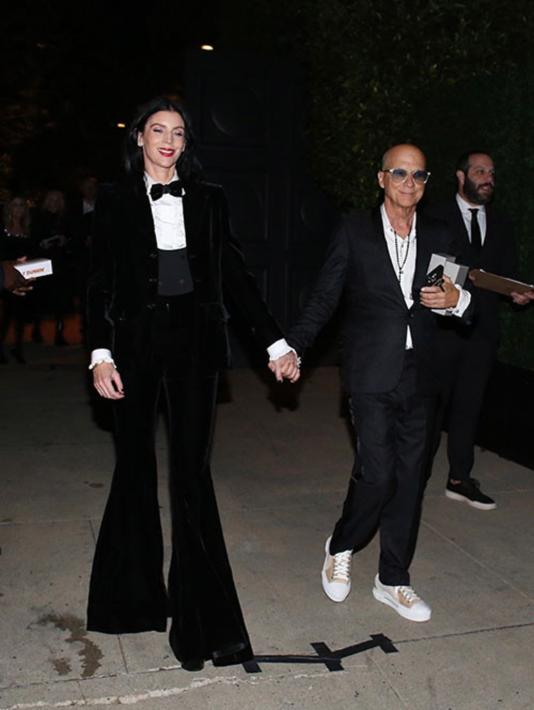 Nasıl aldatıldığını bütün dünya görmüştü... Yeni kocası hem yaşlı hem kısa boylu ama huzuru onda buldu... Şimdi tek derdi eve taze sebze ve meyve almak