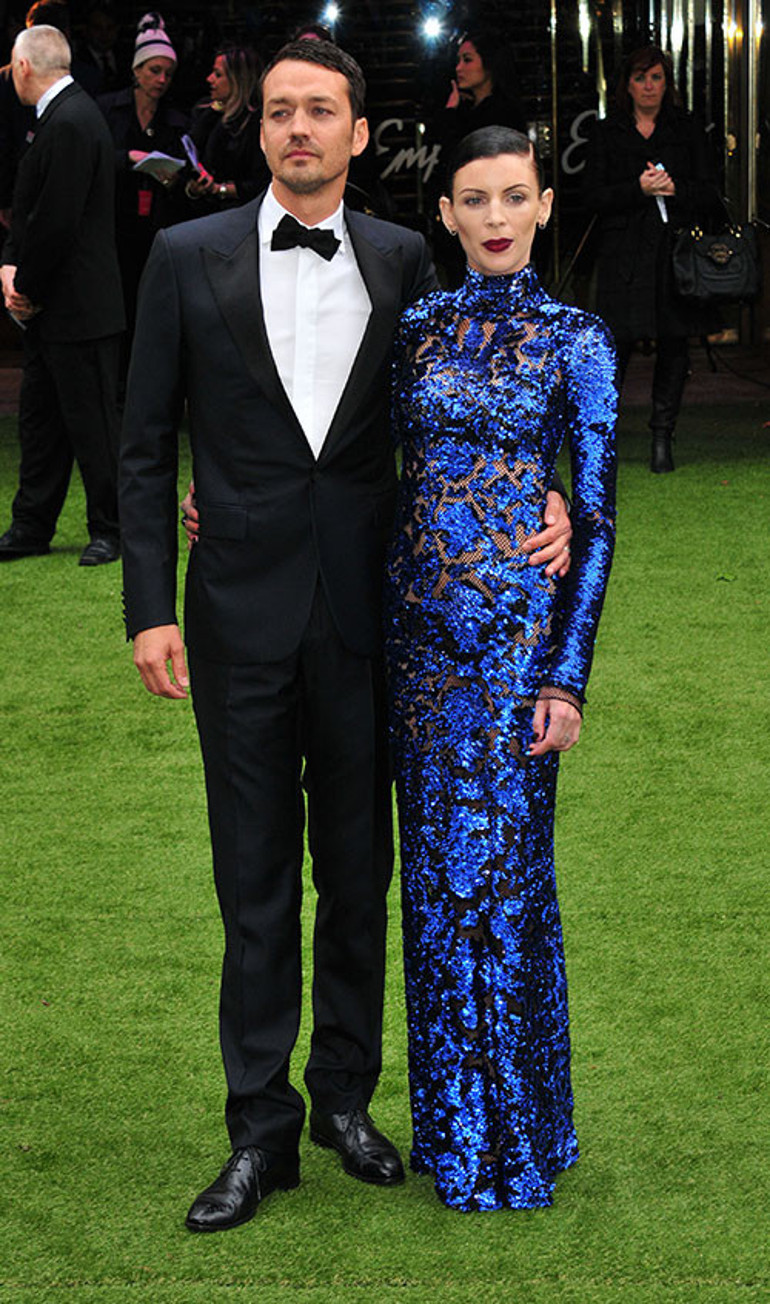 Nasıl aldatıldığını bütün dünya görmüştü... Yeni kocası hem yaşlı hem kısa boylu ama huzuru onda buldu... Şimdi tek derdi eve taze sebze ve meyve almak