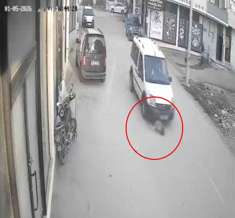 Yola fırlayan 2 yaşındaki çocuk, aracın altında kaldı