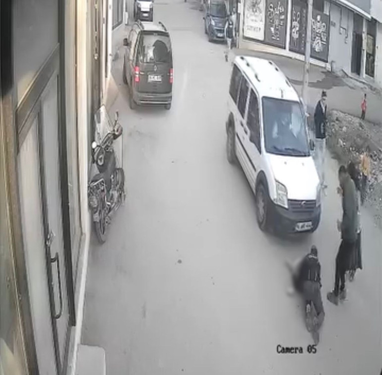 Yola fırlayan 2 yaşındaki çocuk, aracın altında kaldı