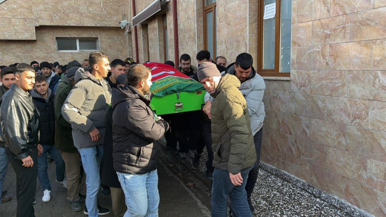 Yarışırken 3 kişinin ölümüne neden oldu 21 yaşındaki Eray gözyaşları içinde son yolculuğuna uğurlandı