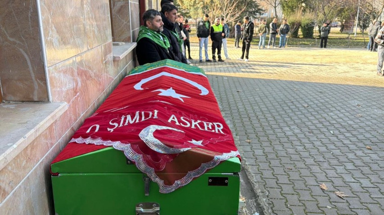 Yarışırken 3 kişinin ölümüne neden oldu 21 yaşındaki Eray gözyaşları içinde son yolculuğuna uğurlandı
