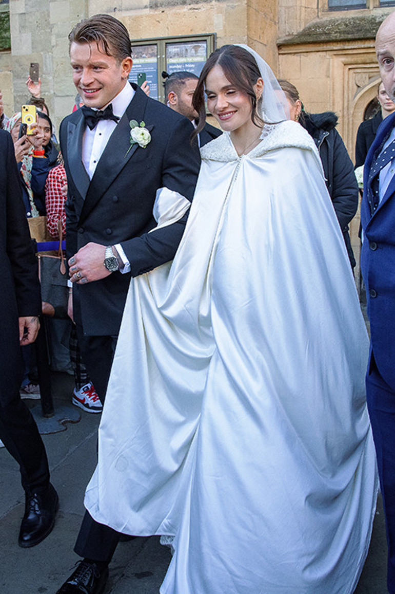 En mutlu gününde annesinin gelinliğini giydi... Ünlü çift evlendi... Kocası da onun soyadını aldı