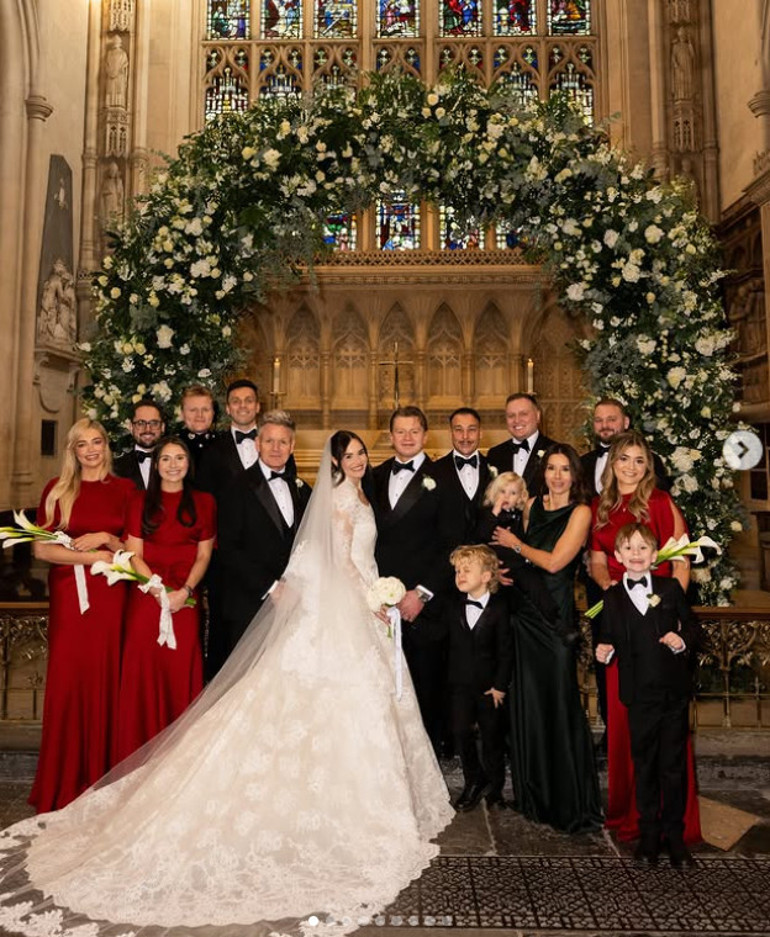 En mutlu gününde annesinin gelinliğini giydi... Ünlü çift evlendi... Kocası da onun soyadını aldı