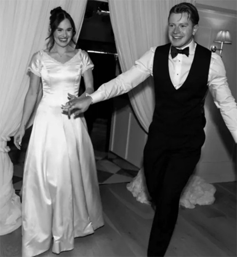 En mutlu gününde annesinin gelinliğini giydi... Ünlü çift evlendi... Kocası da onun soyadını aldı