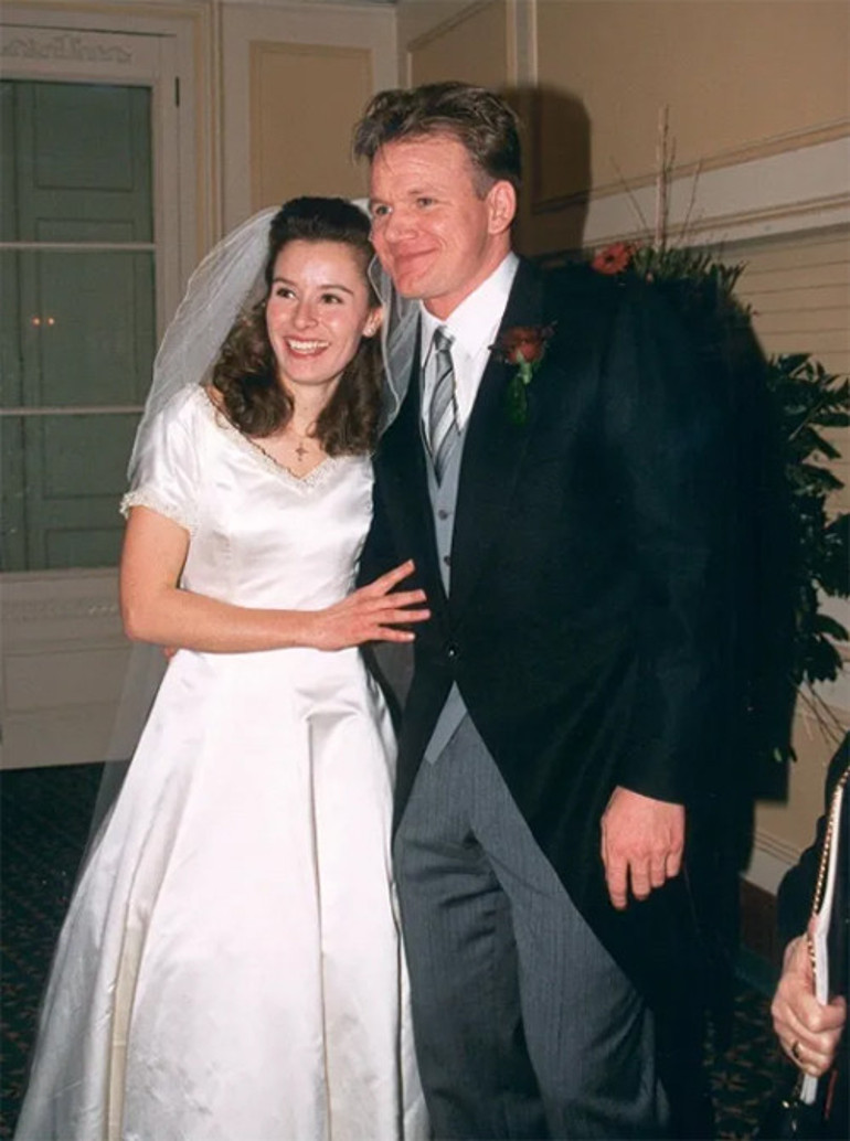 En mutlu gününde annesinin gelinliğini giydi... Ünlü çift evlendi... Kocası da onun soyadını aldı