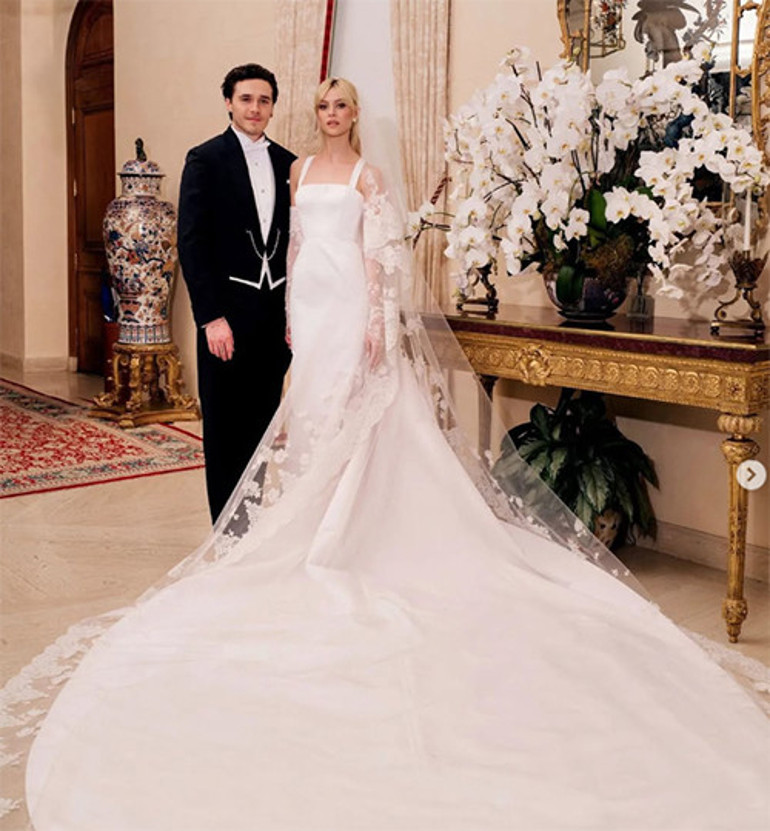 En mutlu gününde annesinin gelinliğini giydi... Ünlü çift evlendi... Kocası da onun soyadını aldı