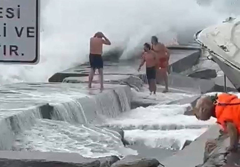 Kadıköyde denize girmek isteyen kişilerin bacakları kırıldı