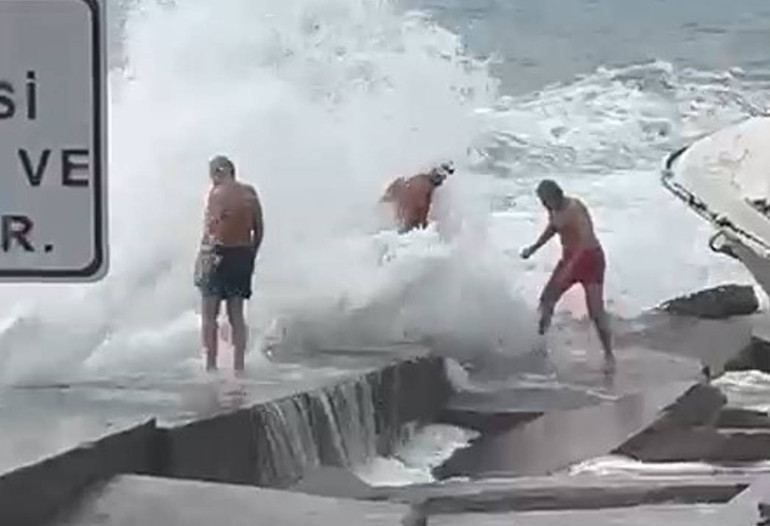 Kadıköyde denize girmek isteyen kişilerin bacakları kırıldı