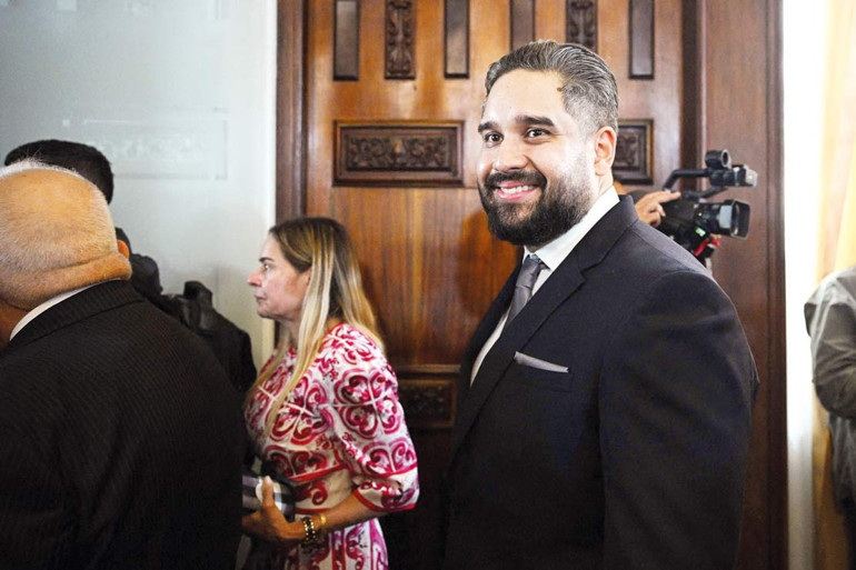 Maduro içeriden satıldı