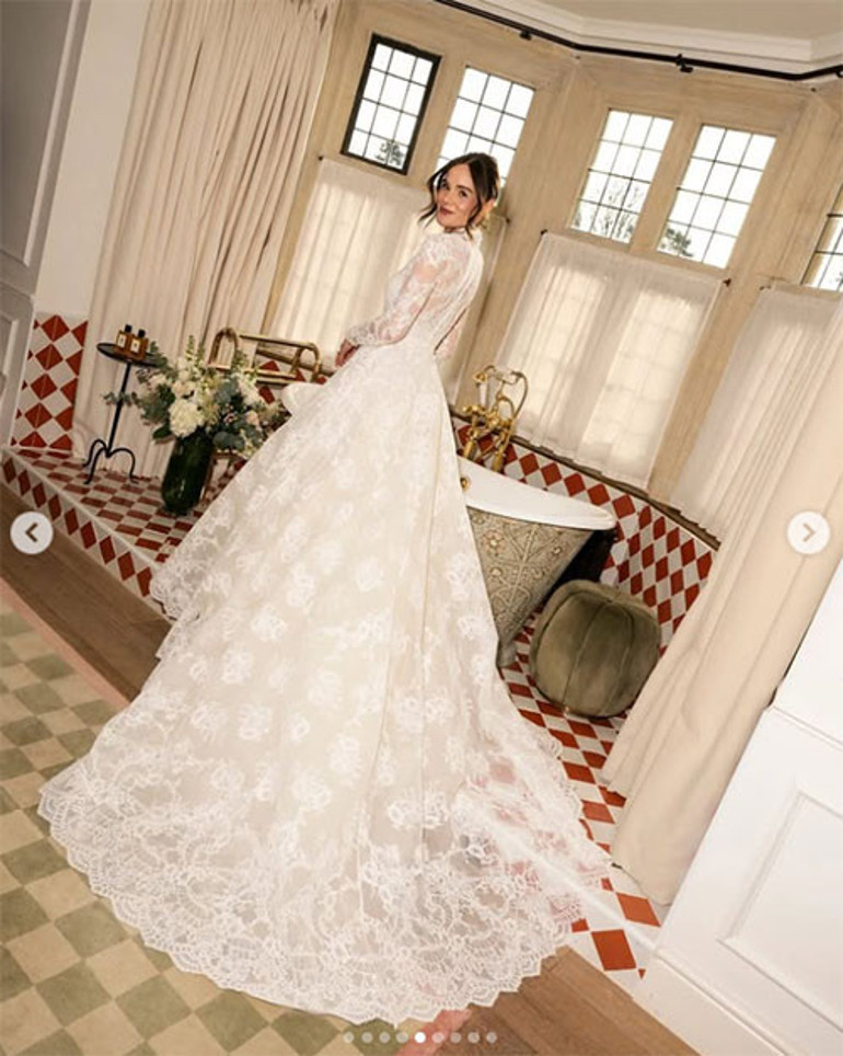 En mutlu gününde annesinin gelinliğini giydi... Ünlü çift evlendi... Kocası da onun soyadını aldı