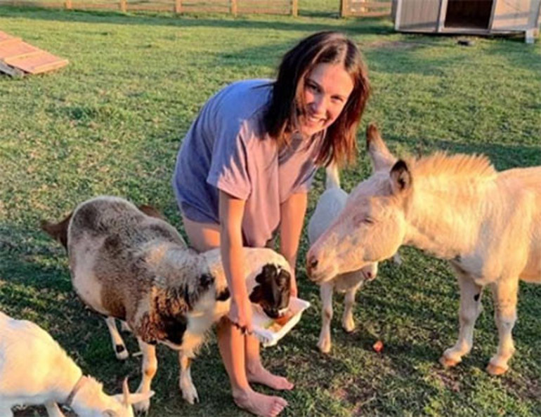 Milyonları çoktan cebine koyan oyuncu yarı emekli oldu... Artık evinin kadını, kızının annesi, hayvanlarının bakıcısı