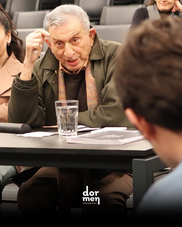 Futbol oynarken sakatlanınca sahneyi seçti… İstesem Hollywoodda çalışırdım demişti... Ömrünün 72 yılını Türk tiyatrosuna verdi