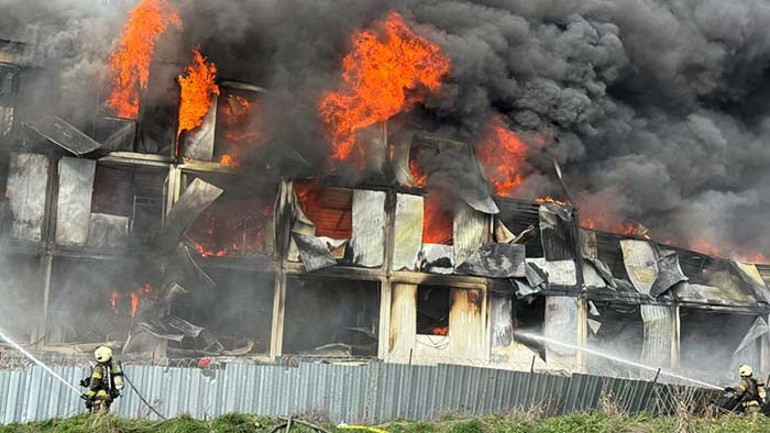 Son dakika... Esenyurtta işçi konteynerinde yangın Alevlere müdahale ediliyor