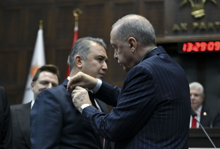 Cumhurbaşkanı Erdoğan, AK Partiye katılan 3 vekile rozet taktı