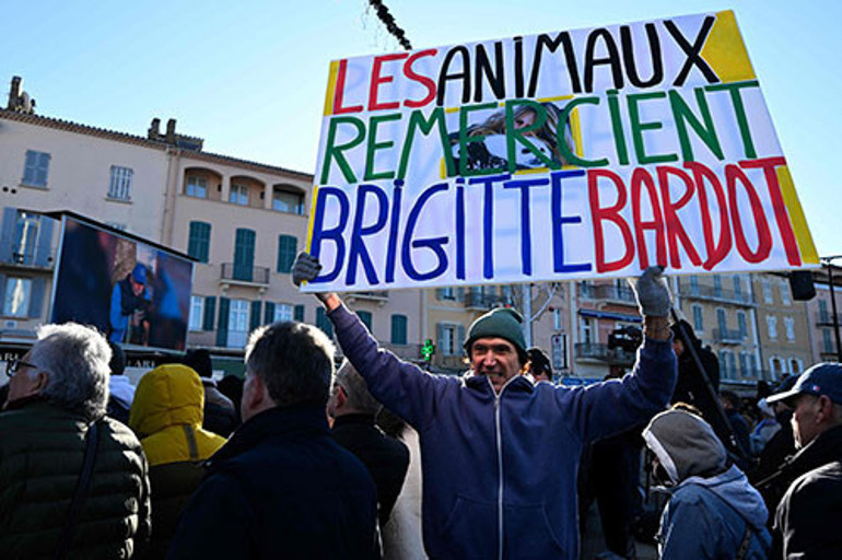 Ünlü oyuncu son yolculuğuna böyle uğurlandı