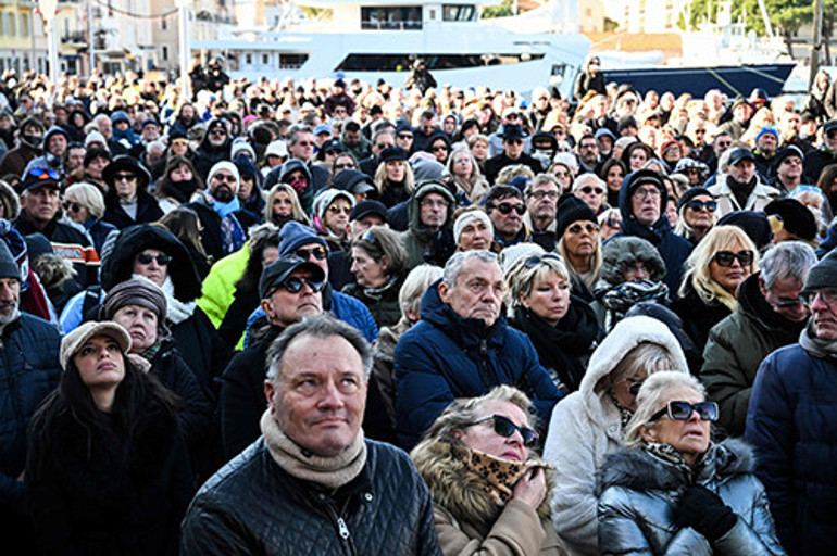  Ünlü oyuncu son yolculuğuna böyle uğurlandı