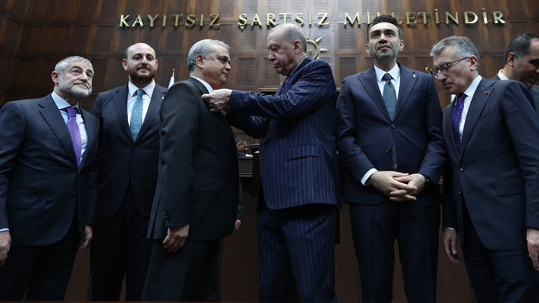 Cumhurbaşkanı Erdoğan, AK Partiye katılan 3 vekile rozet taktı