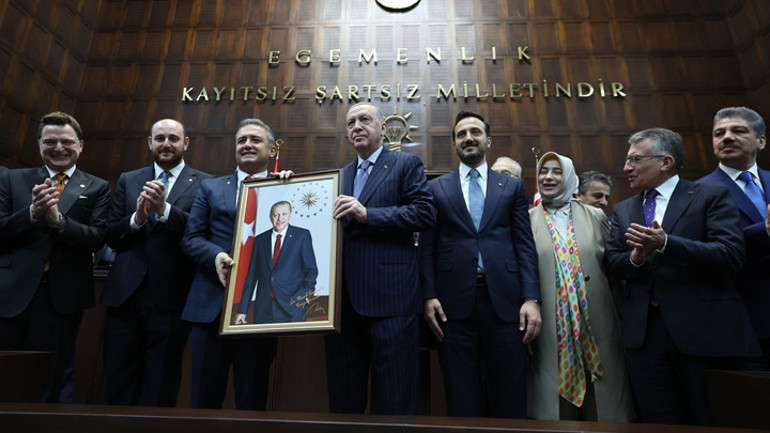 Cumhurbaşkanı Erdoğan, AK Partiye katılan 3 vekile rozet taktı