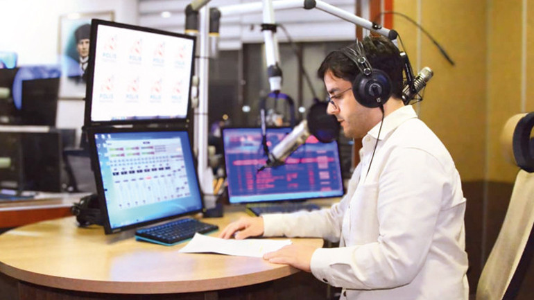 Telsizden mikrofona... Polis Radyosu