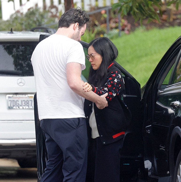 Ünlü çiftin son vedası gözyaşlarıyla ıslandı... Çok severek ayrılmışlar... Nasıl unutulur o son bakış