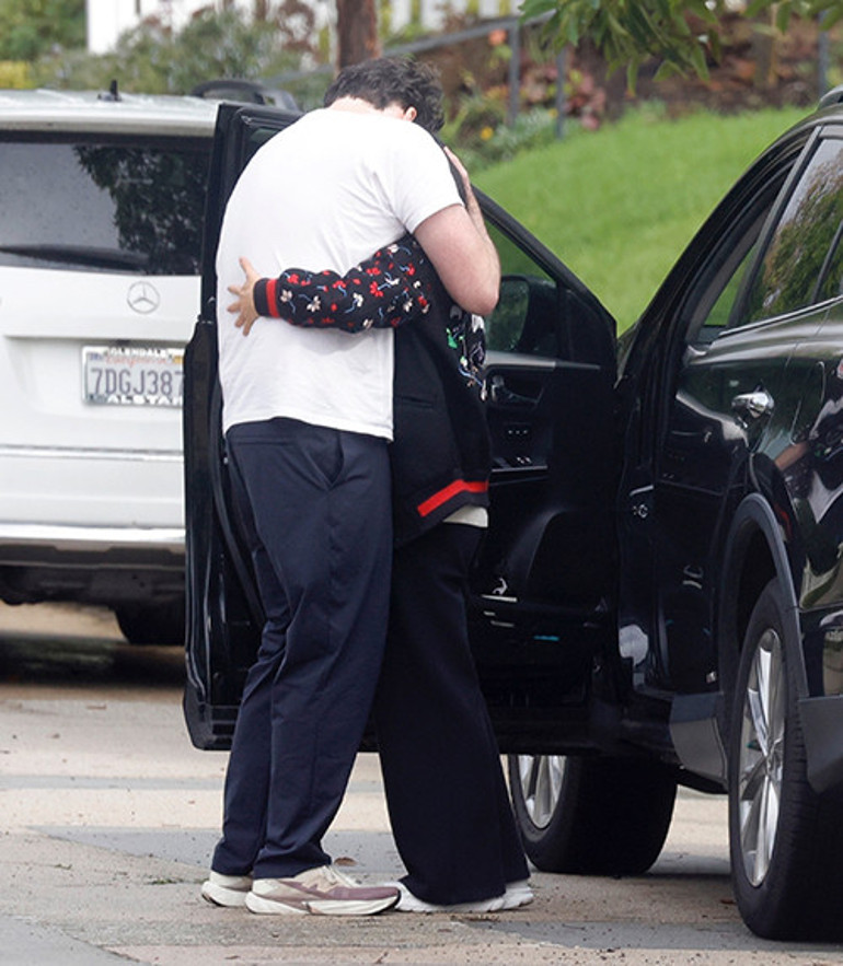 Ünlü çiftin son vedası gözyaşlarıyla ıslandı... Çok severek ayrılmışlar... Nasıl unutulur o son bakış