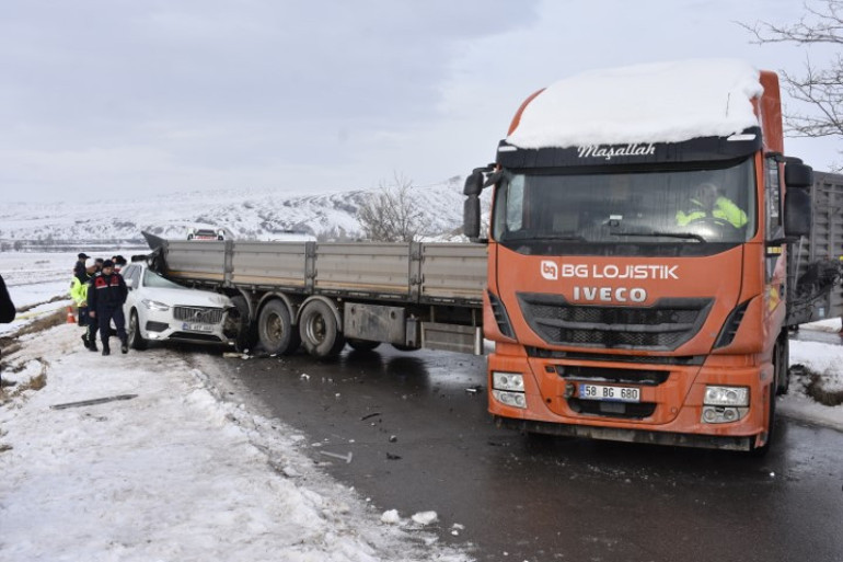 Sivasta feci kaza: 1 kişi öldü, 2 kişi yaralandı
