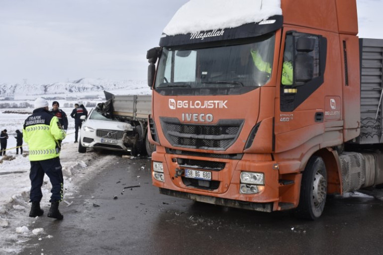 Sivasta feci kaza: 1 kişi öldü, 2 kişi yaralandı