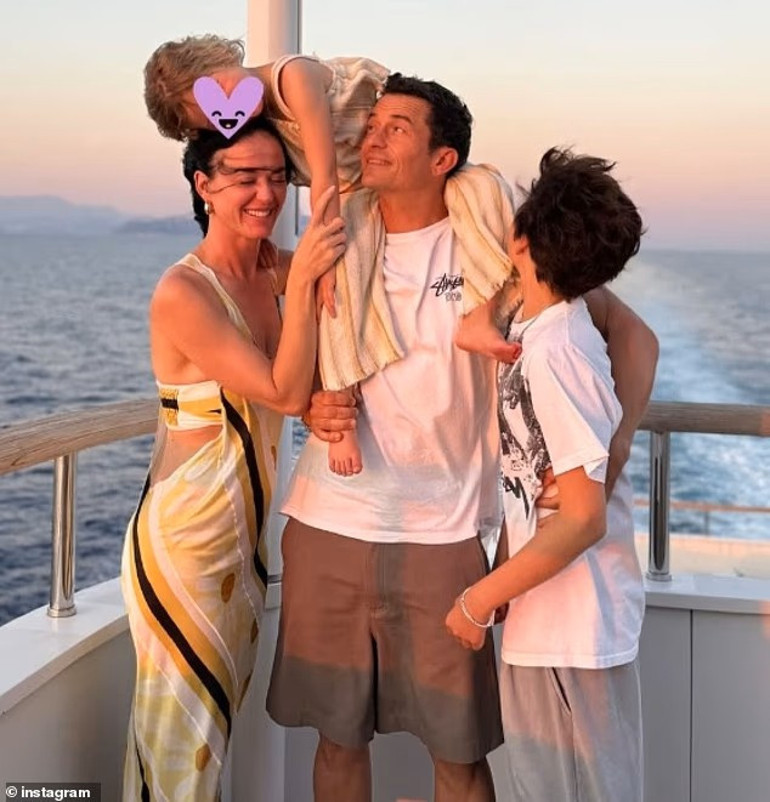 Kaybettiği aşkın yerine hemen yenisini koydu… Taze sevgililerden öpücüklü poz