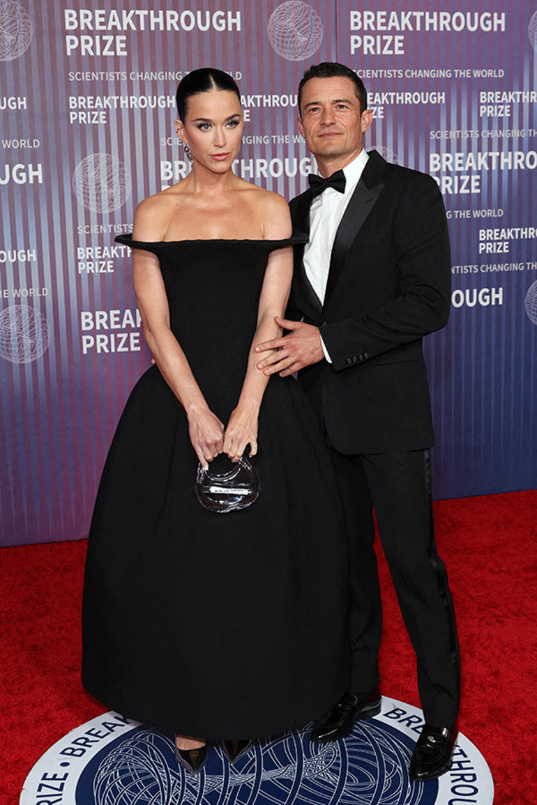 Kaybettiği aşkın yerine hemen yenisini koydu… Taze sevgililerden öpücüklü poz