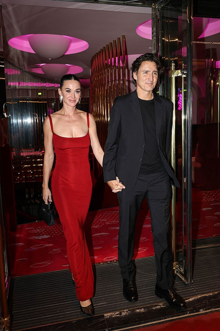 Kaybettiği aşkın yerine hemen yenisini koydu… Taze sevgililerden öpücüklü poz