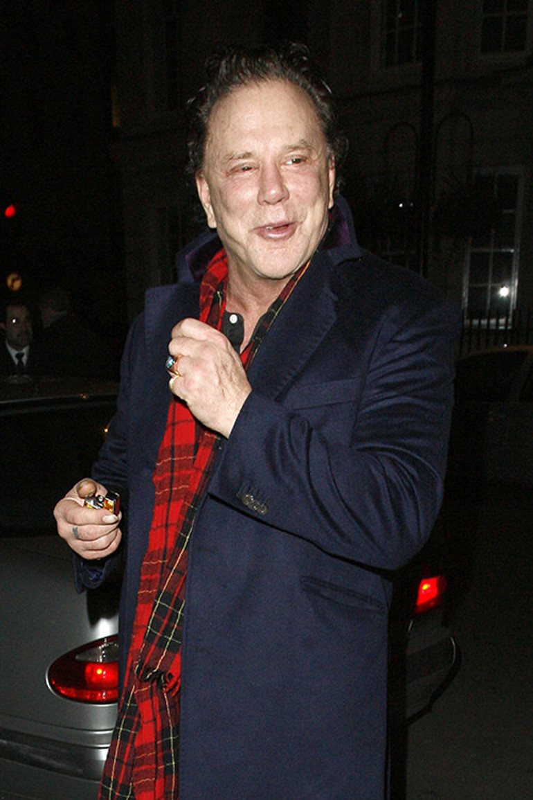 Şöhret kuyusunun karanlığı onu da yuttu... Hem parası gitti hem yakışıklılığı... Alay etmesinler diye peruk takıyormuş